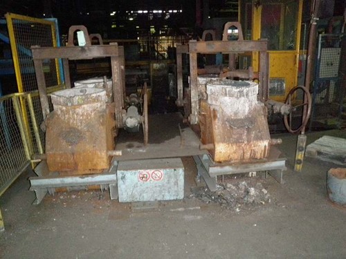 Pouring device with rail car + ladles for 500 kg